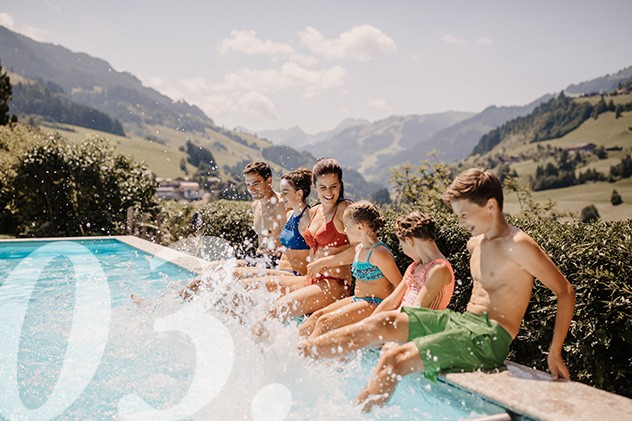 Familie beim Plantschen im Pool © Selina Flasch
