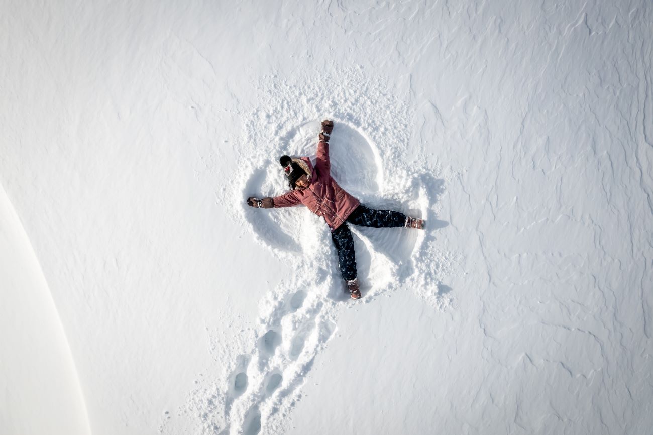 Mädchen macht einen Schneeengel © TVB Großarltal/Gipfelfieber