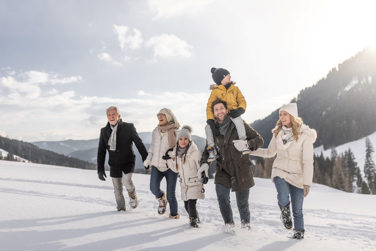 Familienspaziergang im Schnee © SalzburgerLand Tourismus / Michael Grössinger