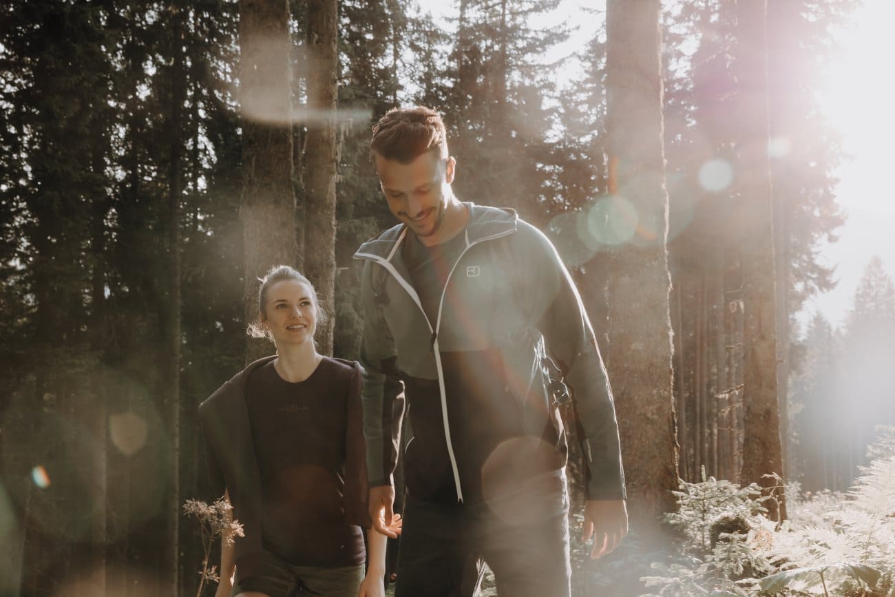 Paar beim Wandern im Wald