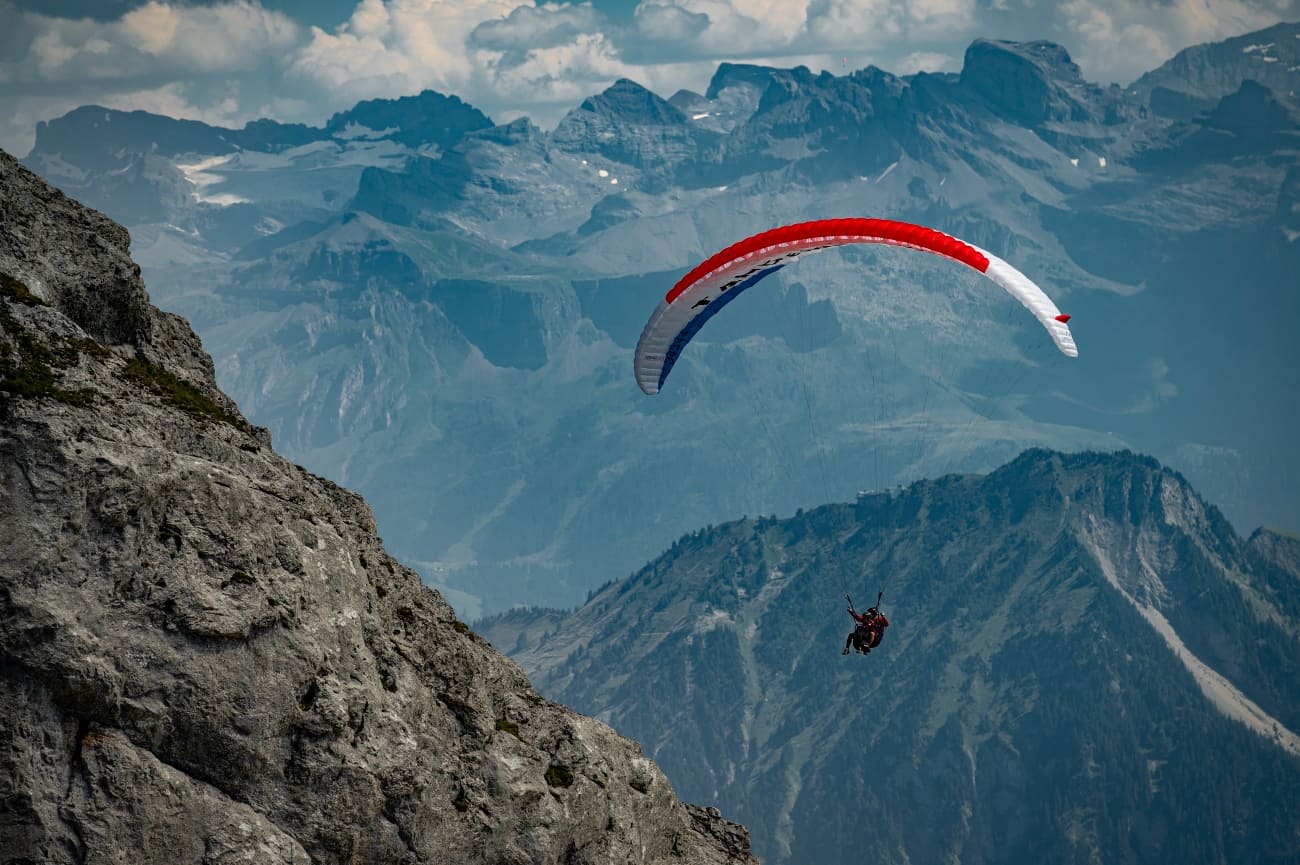 Tandem-Gleitschirmflug durch die Bergspitzen des Pongaus © shutterstock.com