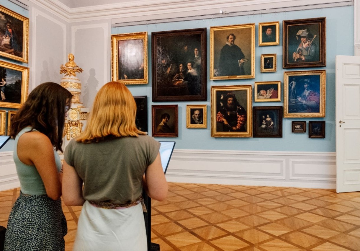 Gäste bestaunen Kunstwerke in einer Ausstellung