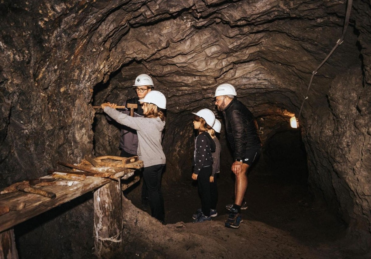 Familie auf Entdeckungstour im Salzbergwerk