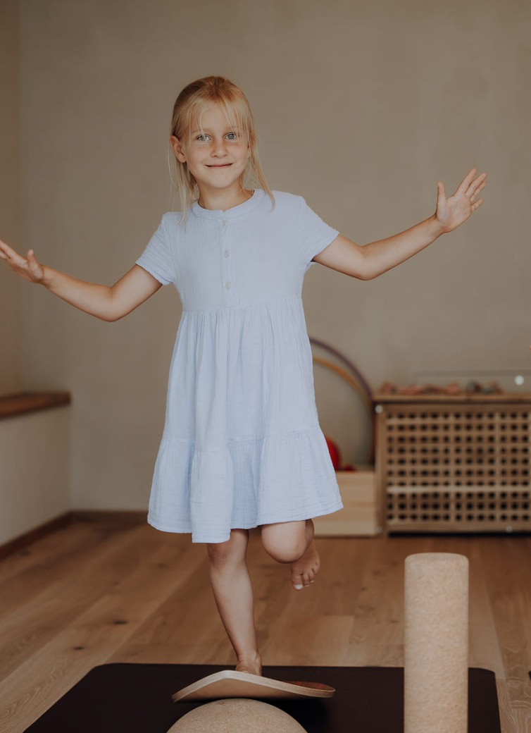 Kind hat Spaß beim Balancieren am Wahu-Board