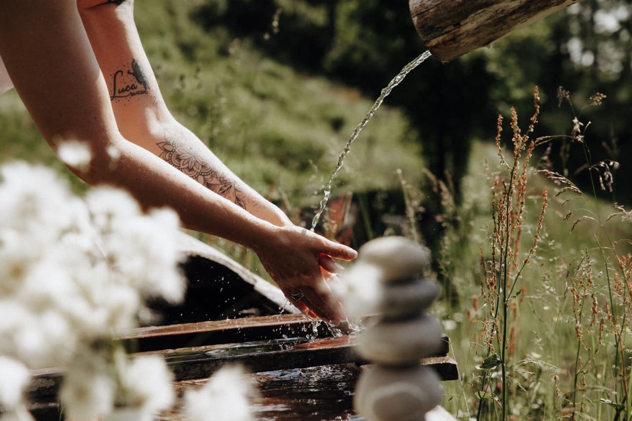 Erfrischung am Brunnen auf der Alm in Großarl