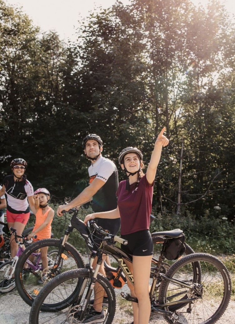 Familie beim Radfahren
