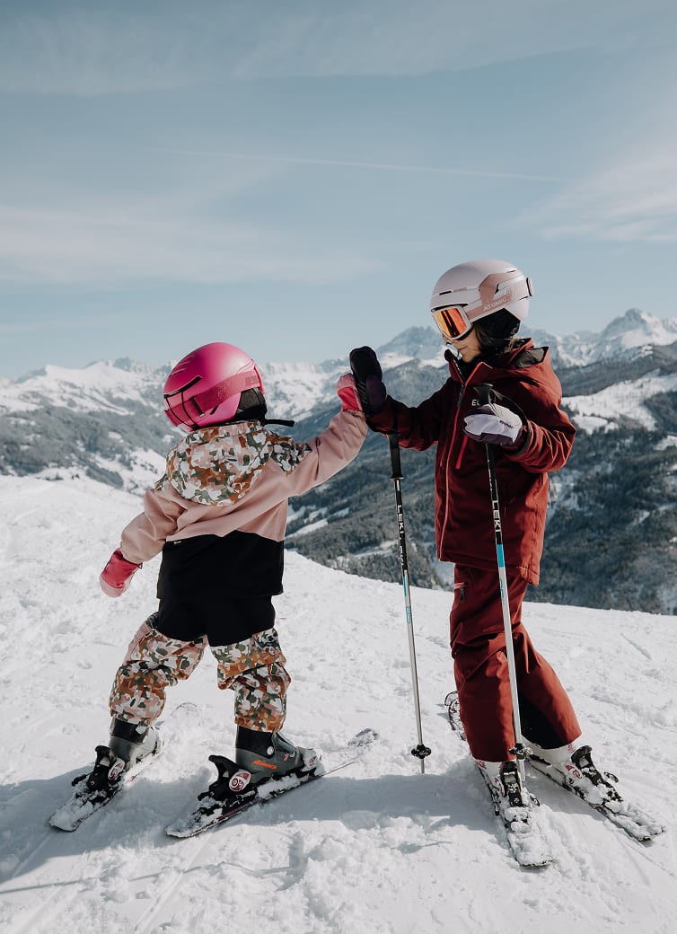 M&auml;dels klatschen ein beim Skifahren &copy; Elisabeth Toferer