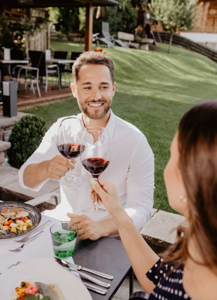 Genussvoll Abendessen zu Zweit auf der Terrasse im Hotel Dorfer