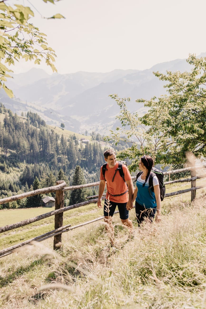 Paar beim Wandern in Großarl