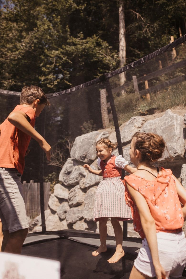 Kinder im Trampolin im Hotel Dorfer