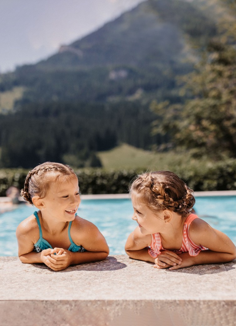 Kinder schwimmen im Infinity-Pool im Hotel Dorfer