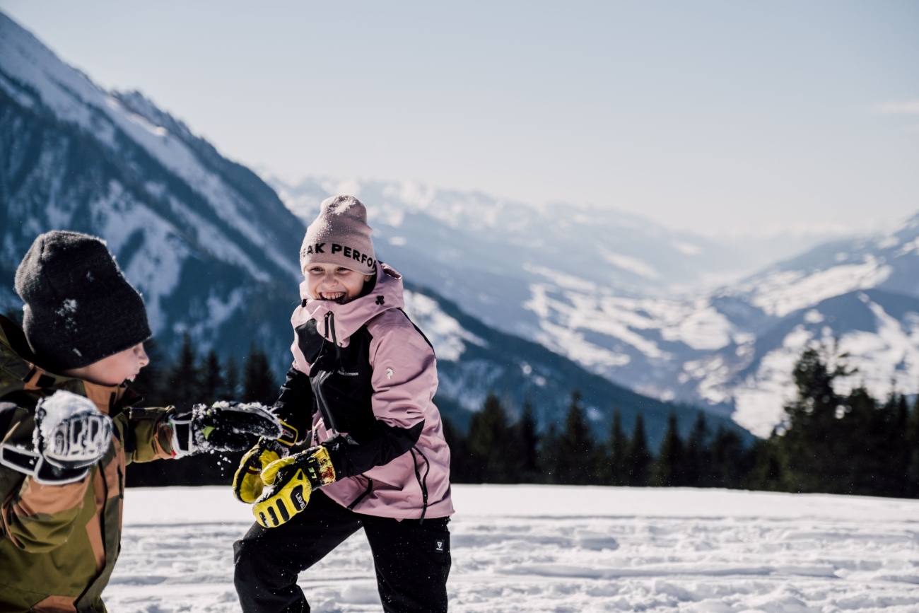 Schneeballschlacht am Berg © JOsalzburg