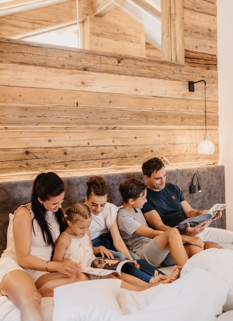 Familie hat Spaß im Dofer-Chalet