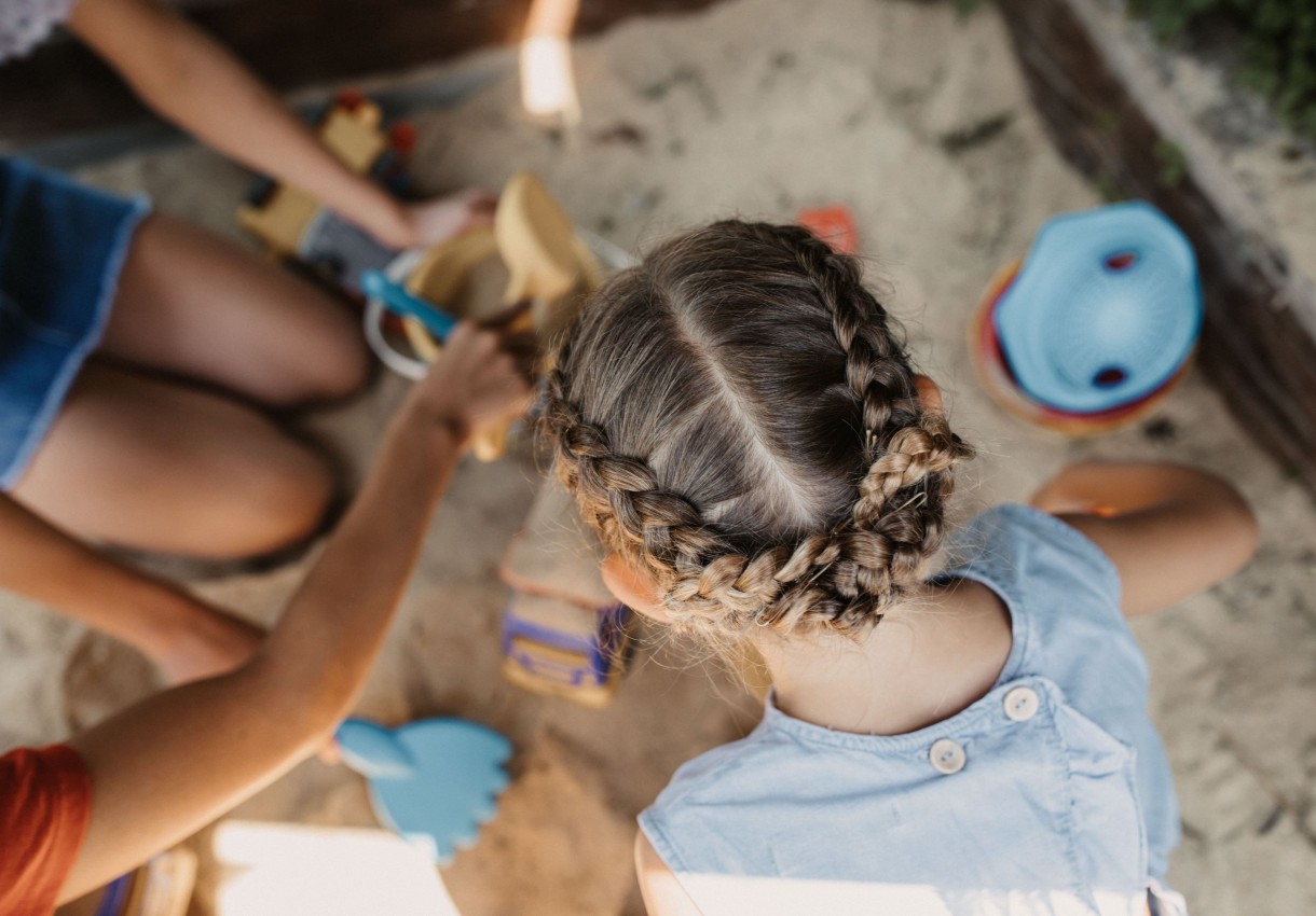 Kinder spielen im Sandkasten auf dem Spielplatz des Hotel Dorfer