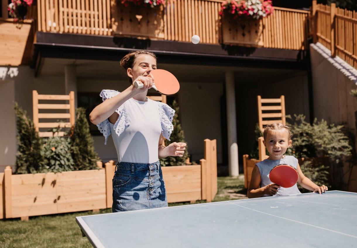 Tischtennis im Außenbereich des Hotel Dorfer