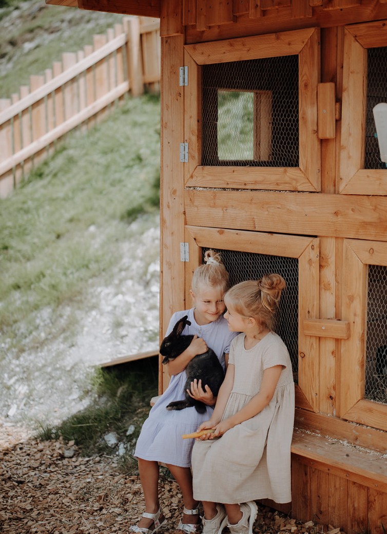 Mädchen mit einem Hasen im Streichelzoo