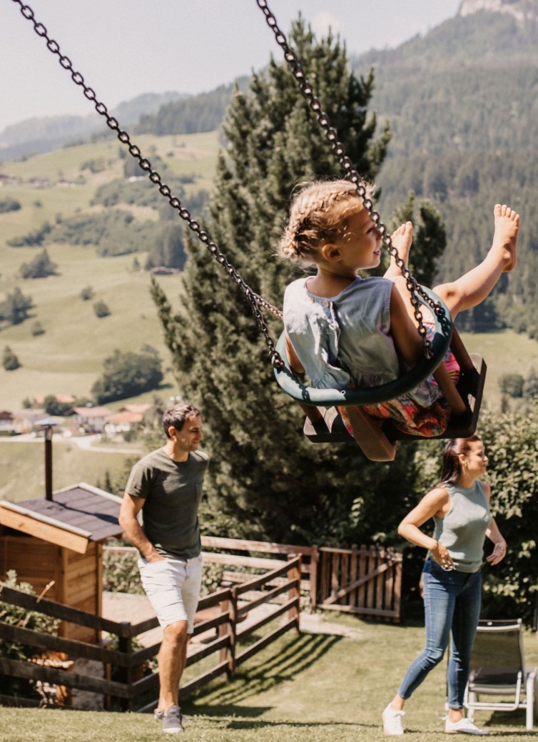 Kinder spielen auf dem Spielplatz beim Hotel Dorfer