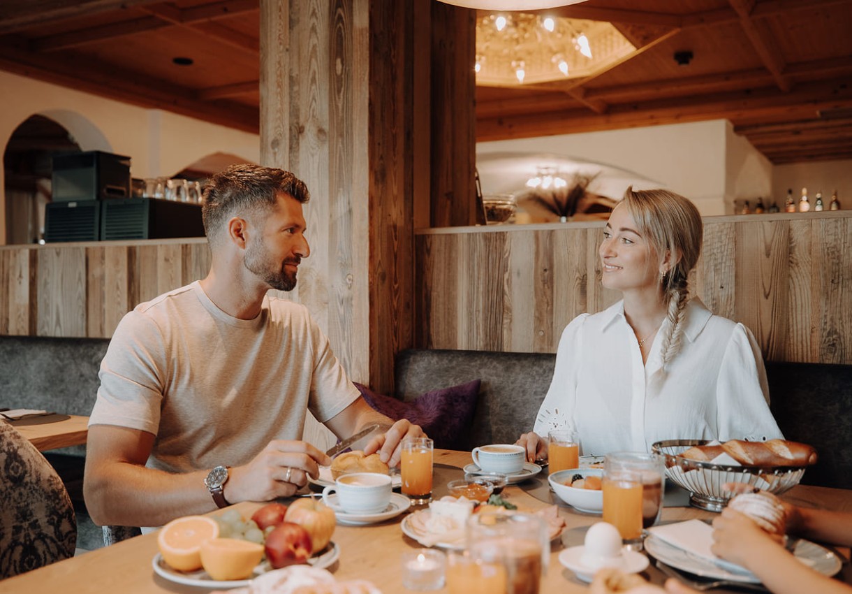Familie beim Frühstück im Hotel Dorfer