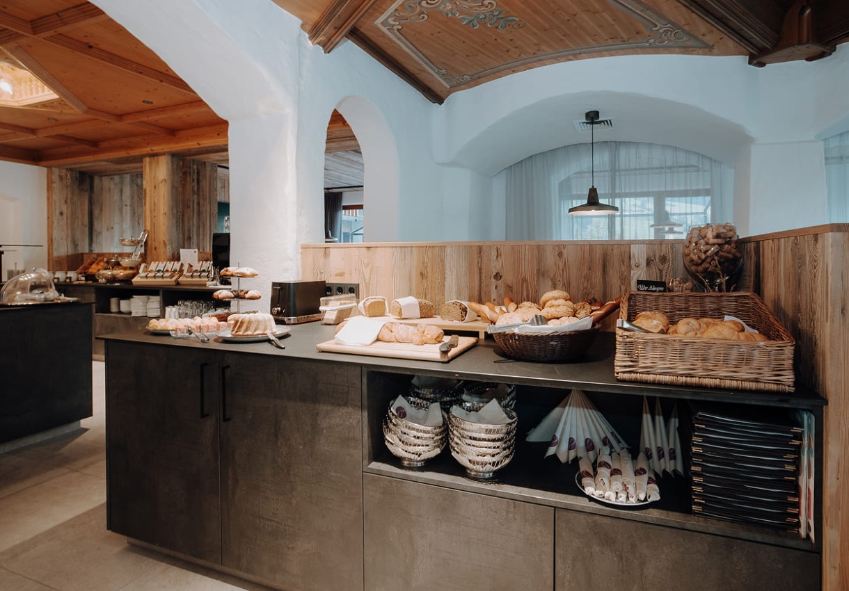 Brotauswahl und Gebäck am Frühstücksbuffet