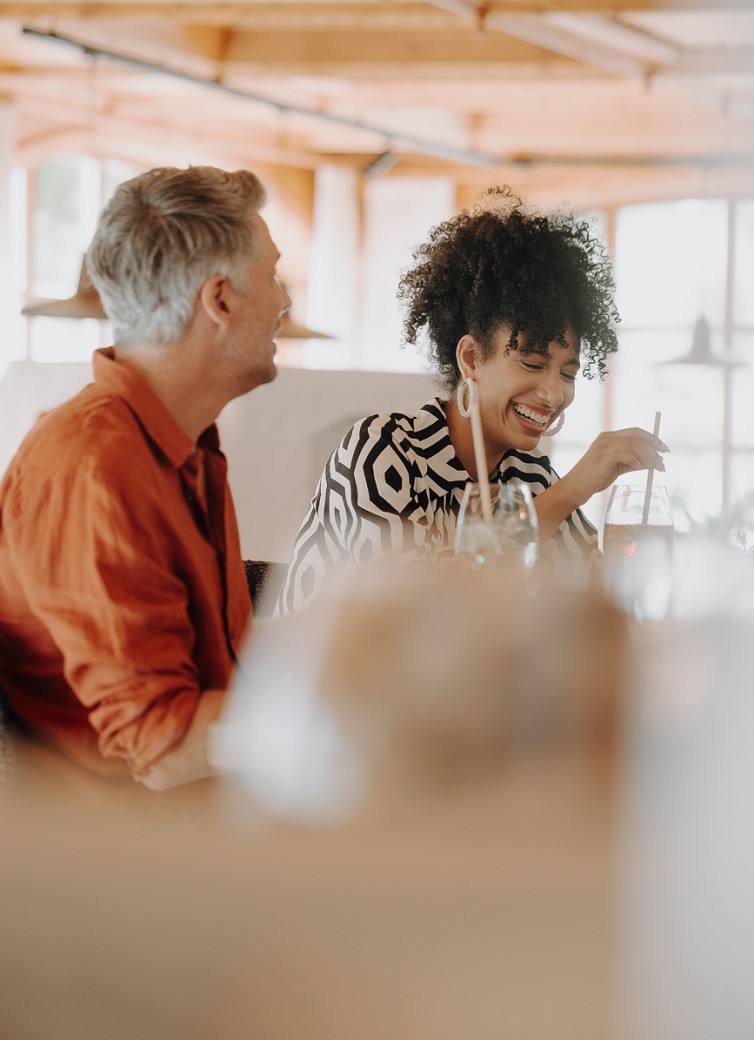 Drinks genießen an der Hotelbar