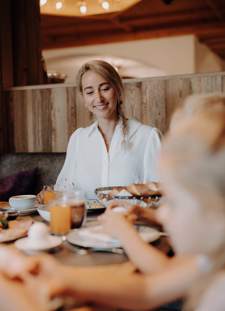 Entspannter Morgen mit Frühstück im Cheers & Bites des Hotel Dorfer
