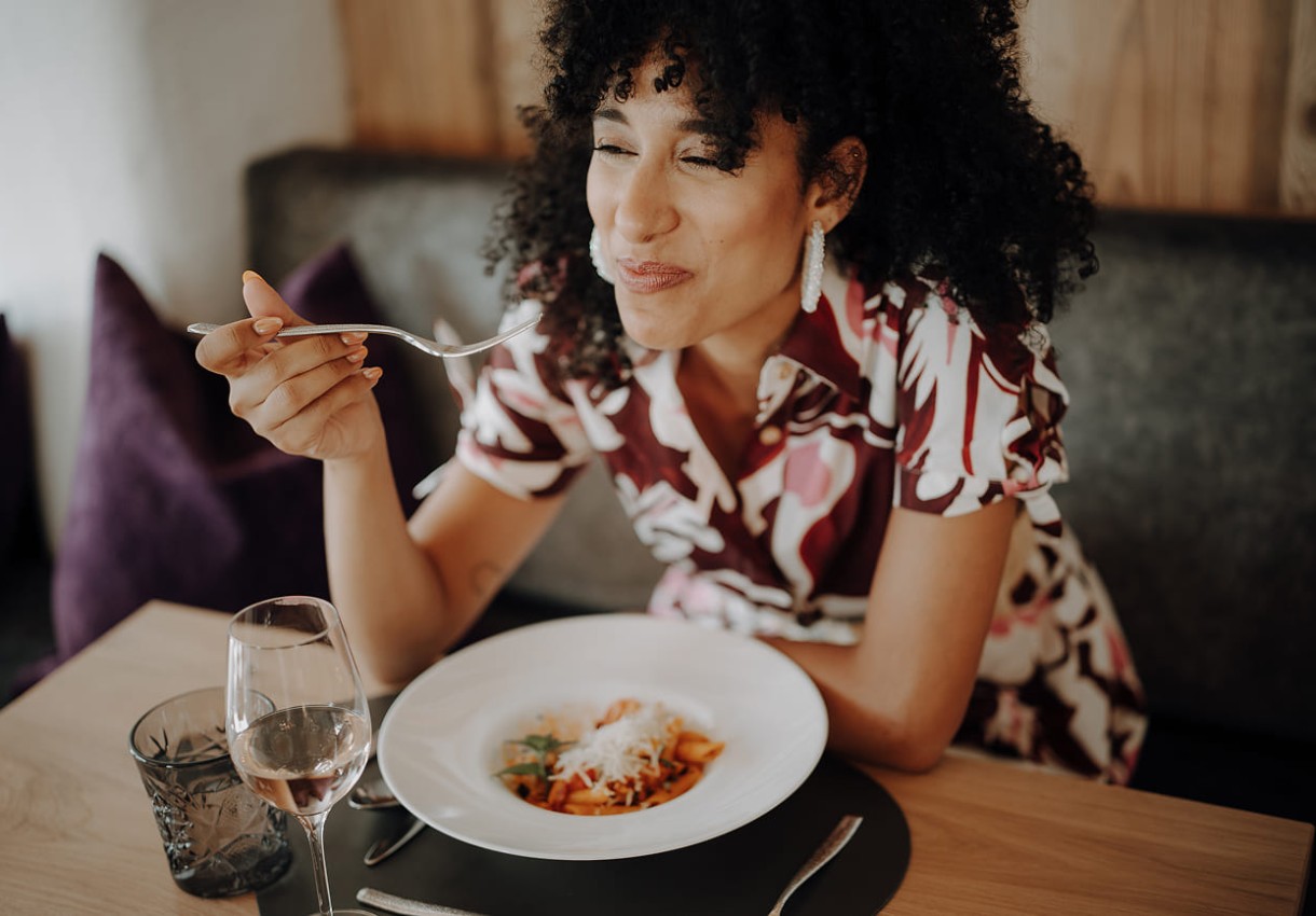 Frau genießt Abendessen