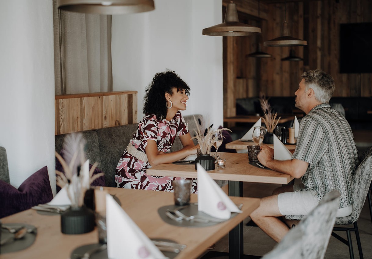 Geselligkeit und Genuss im neu gestalteten Cheers & Bites Restaurant im Hotel Dorfer