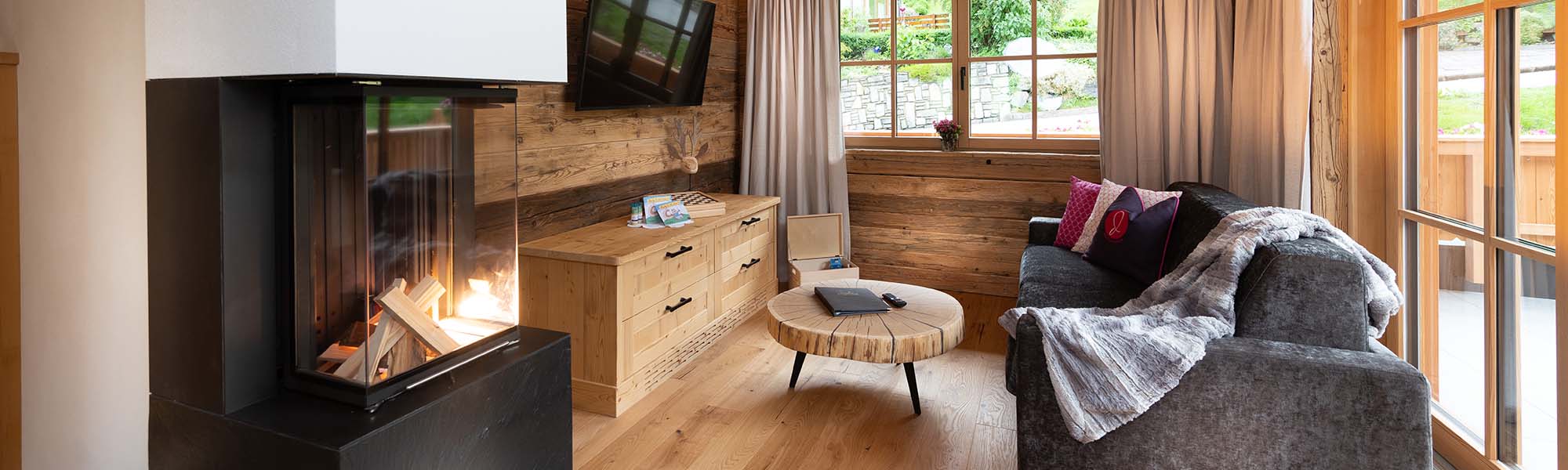 Gemütlicher Wohnraum mit Kamin im Chalet Dorfer  © Selina Flasch