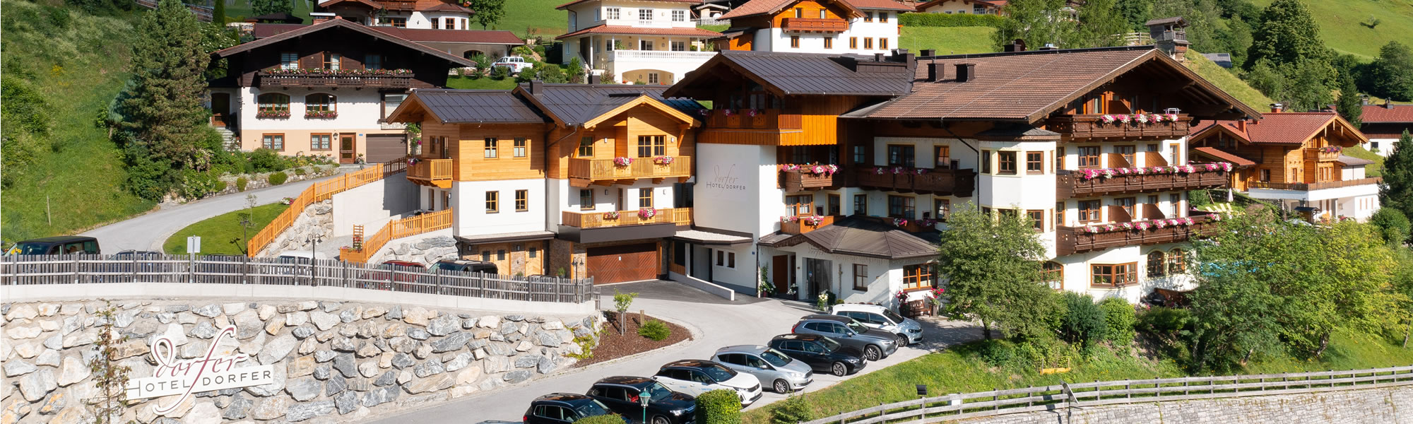 Hotel & Chalet Dorfer im Sommer © Selina Flasch