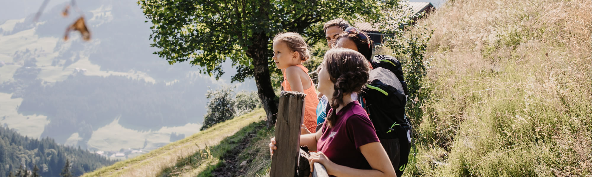 Paar bei Rast im Wanderurlaub in Großarl