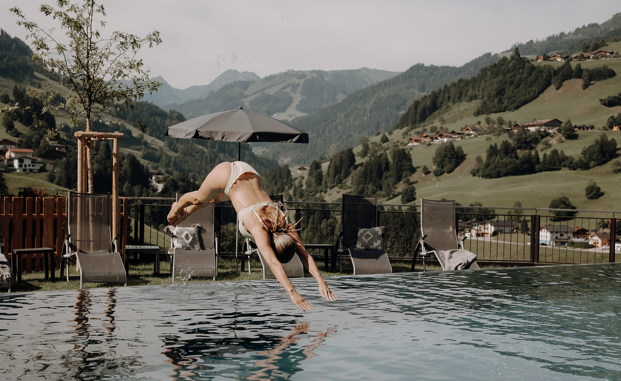 Frau entspannt im Pool im Hotel Dorfer, Großarl