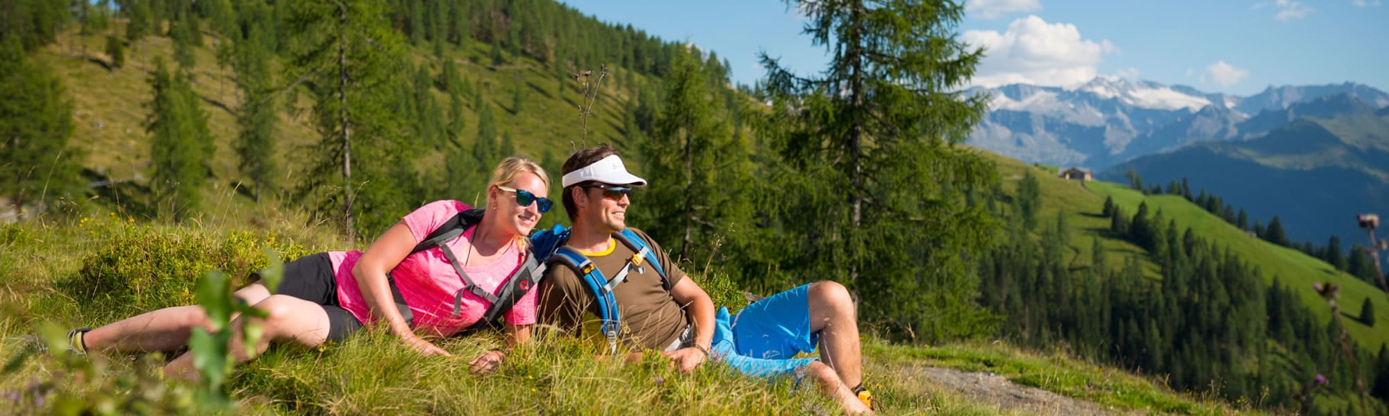 Paar bei Rast im Wanderurlaub in Großarl