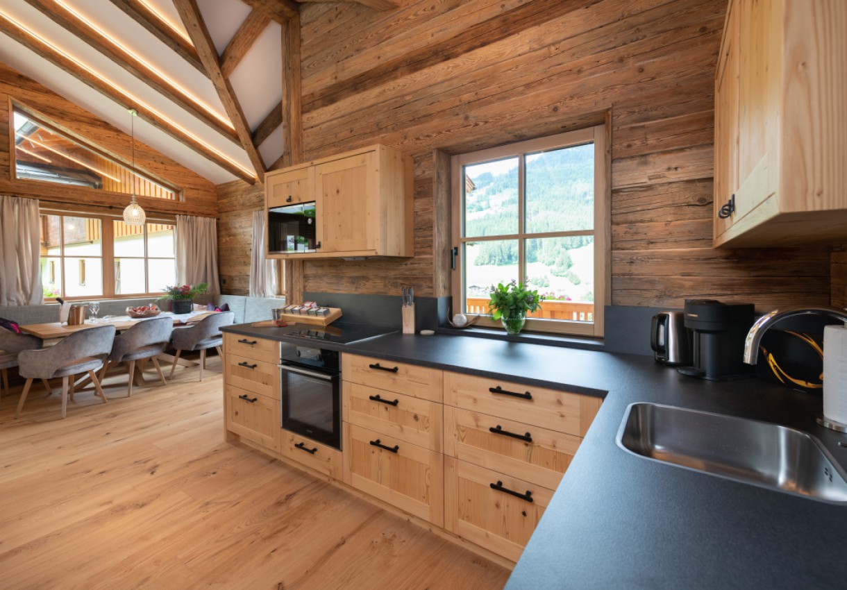 Moderne Holzküche mit Essbereich und Panoramafenster mit Bergblick