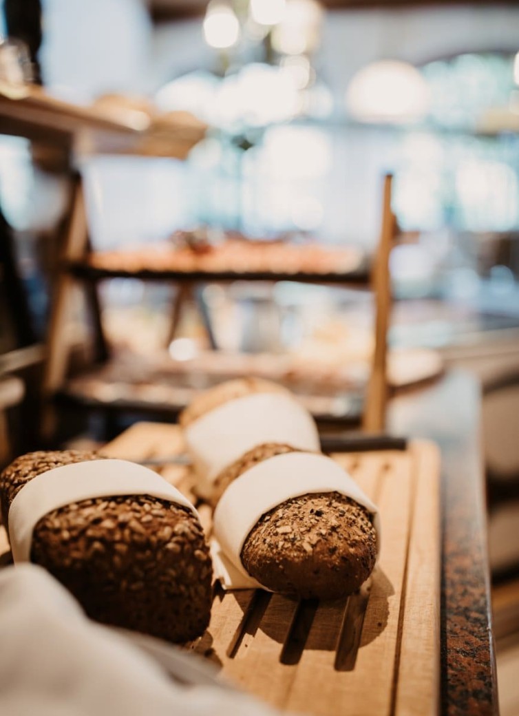 Brot liegt auf einem Holzbrett in einer Bäckerei