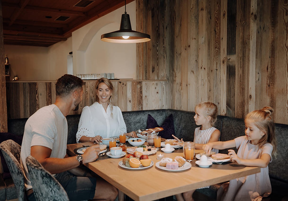 Familie beim gem&uuml;tlichen Fr&uuml;hst&uuml;ck im Hotel Dorfer