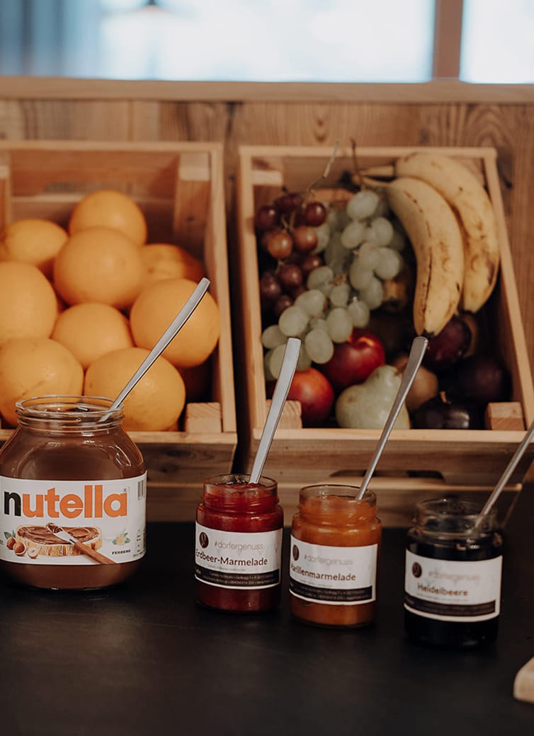Nutella, Marmeladen und frisches Obst beim Dorfer-Fr&uuml;hst&uuml;cksbuffet