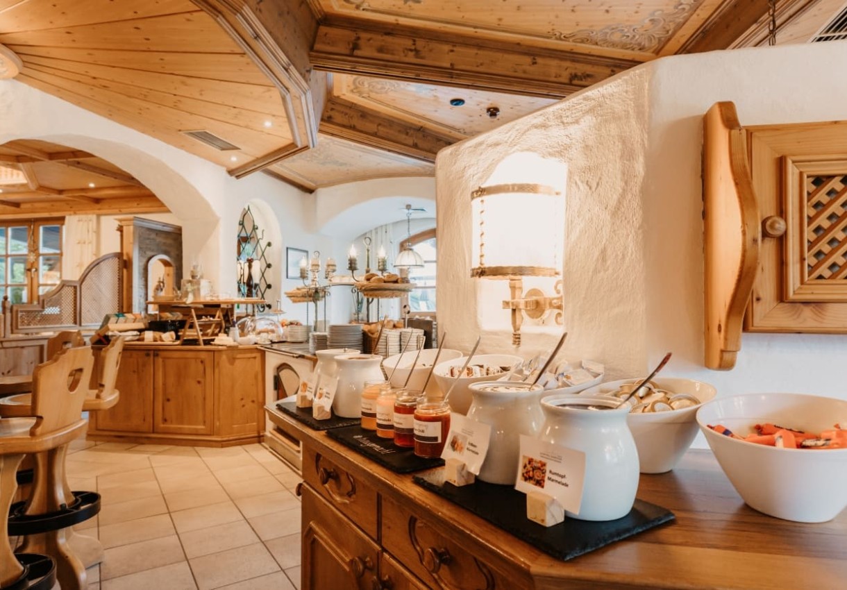 Frühstücksbuffet mit Holzdekor und einer Auswahl an Marmeladen und Müsli