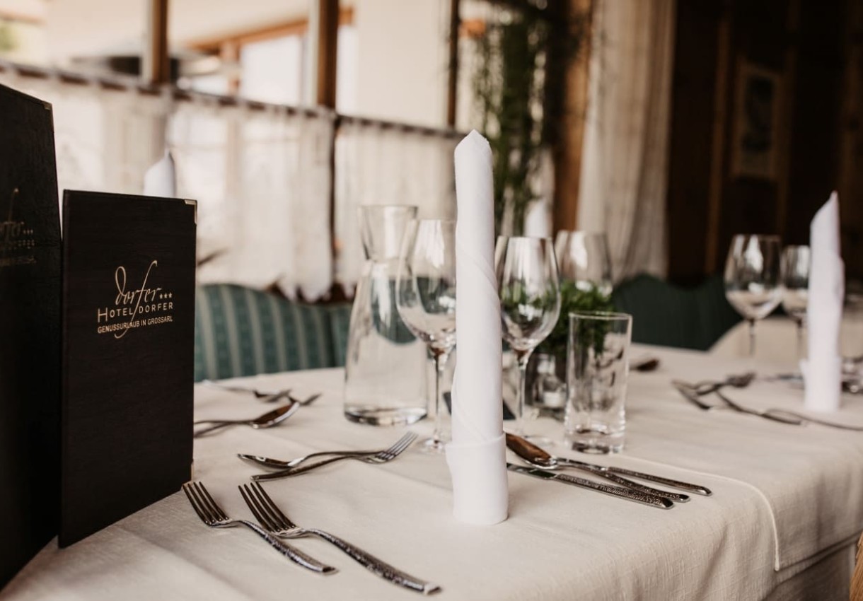 Elegante Tischdekoration in einem Restaurant mit Gläsern und gefalteten Servietten