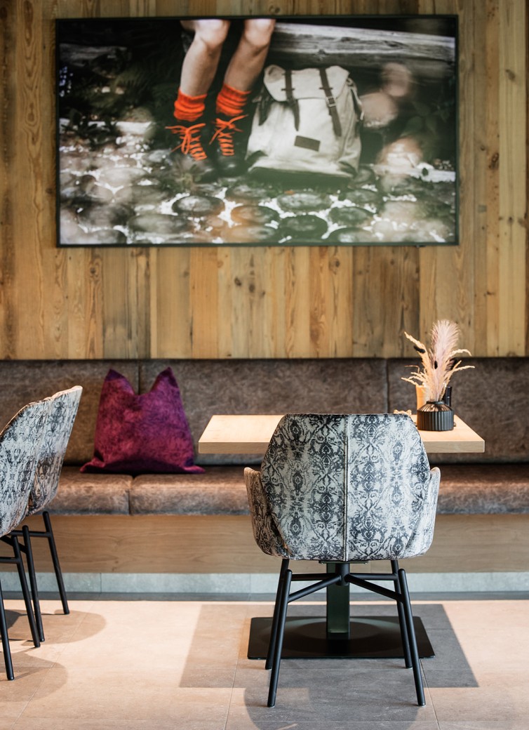 Moderne Sitzecke mit Stühlen, Tisch und Wandbild