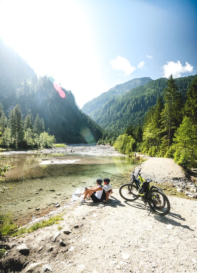 Bike-Pause am &Ouml;tzlsee &copy; Daniel Kogler &ndash; Ferienregion Nationalpark Hohe Tauern