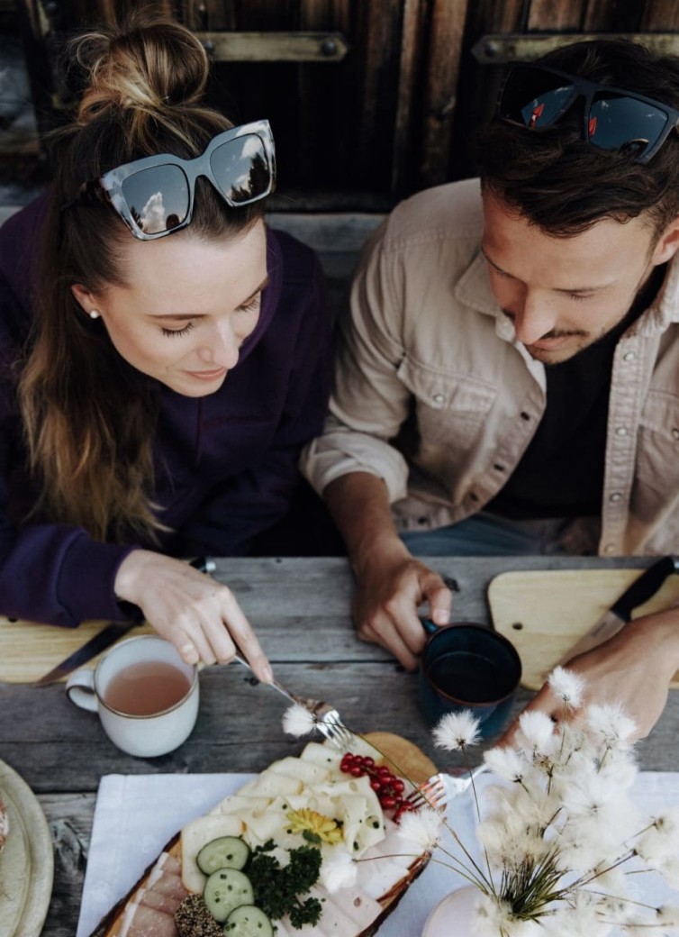 Stärkung beim Wandern auf der Almhütte