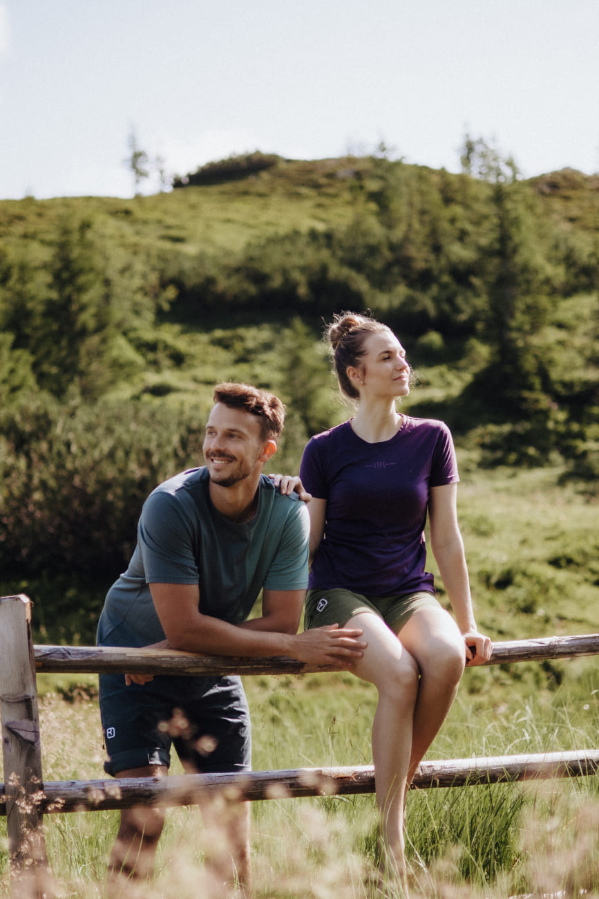 Ein Paar auf Almwiesen