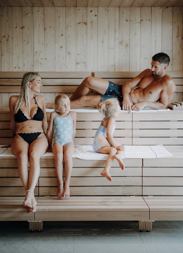 Familie genießt zusammen die Holz-Sauna 