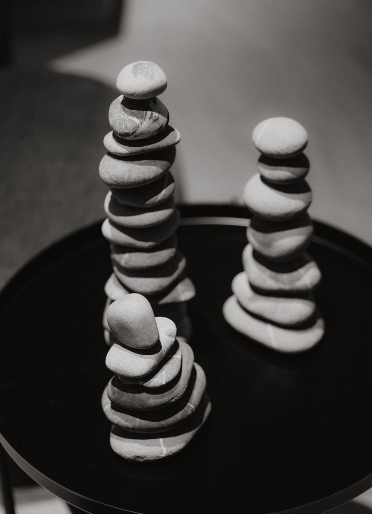 Drei Türme aus gestapelten Steinen auf einem runden Tisch