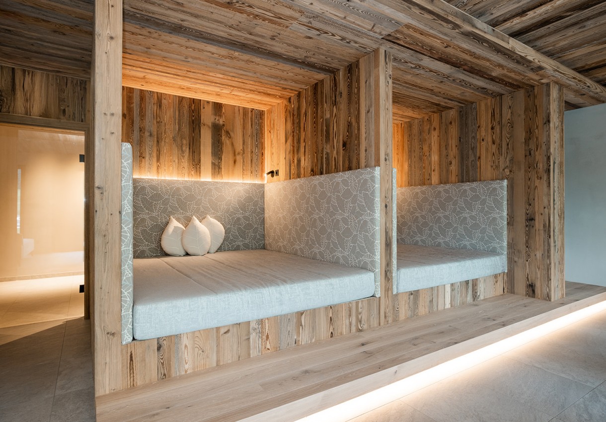 Gemütliche Holznischen mit Polstermöbeln in einem modernen Rauminterieur