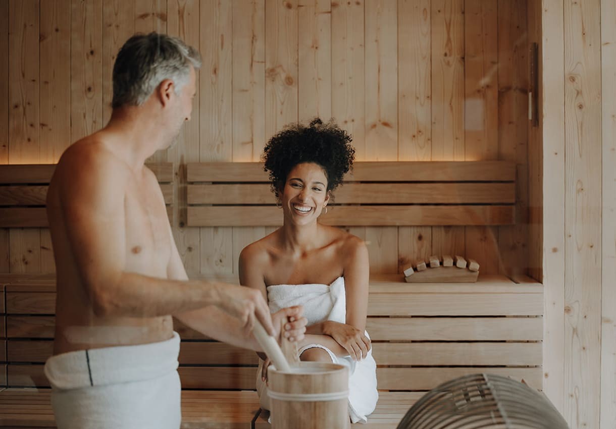 Paar entspannt in unserer Sauna