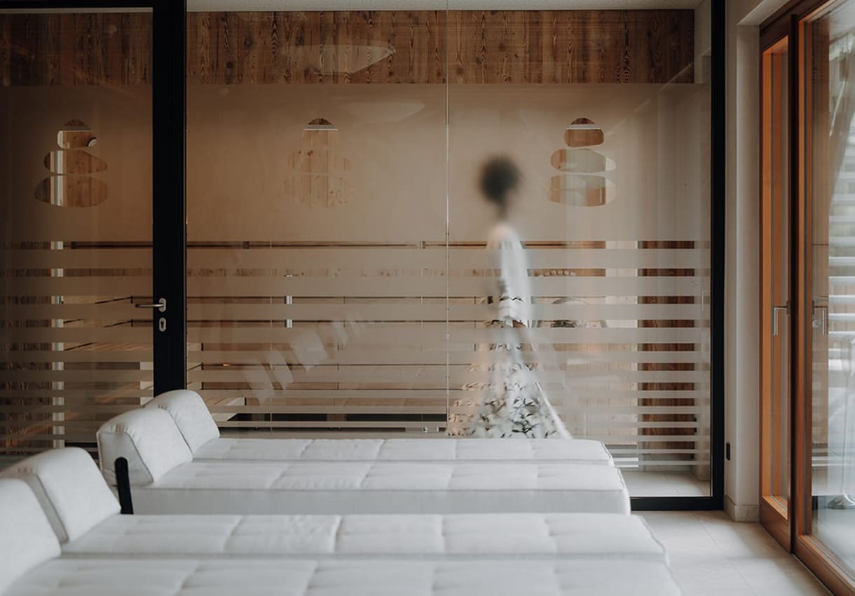 Person l&auml;uft hinter einer gl&auml;sernen Wand g