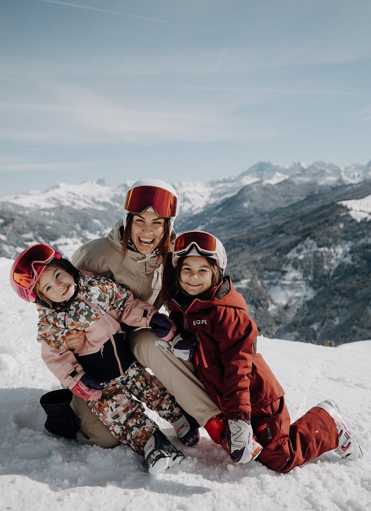 Mama mit Kindern im Schnee &copy; Elisabeth Toferer