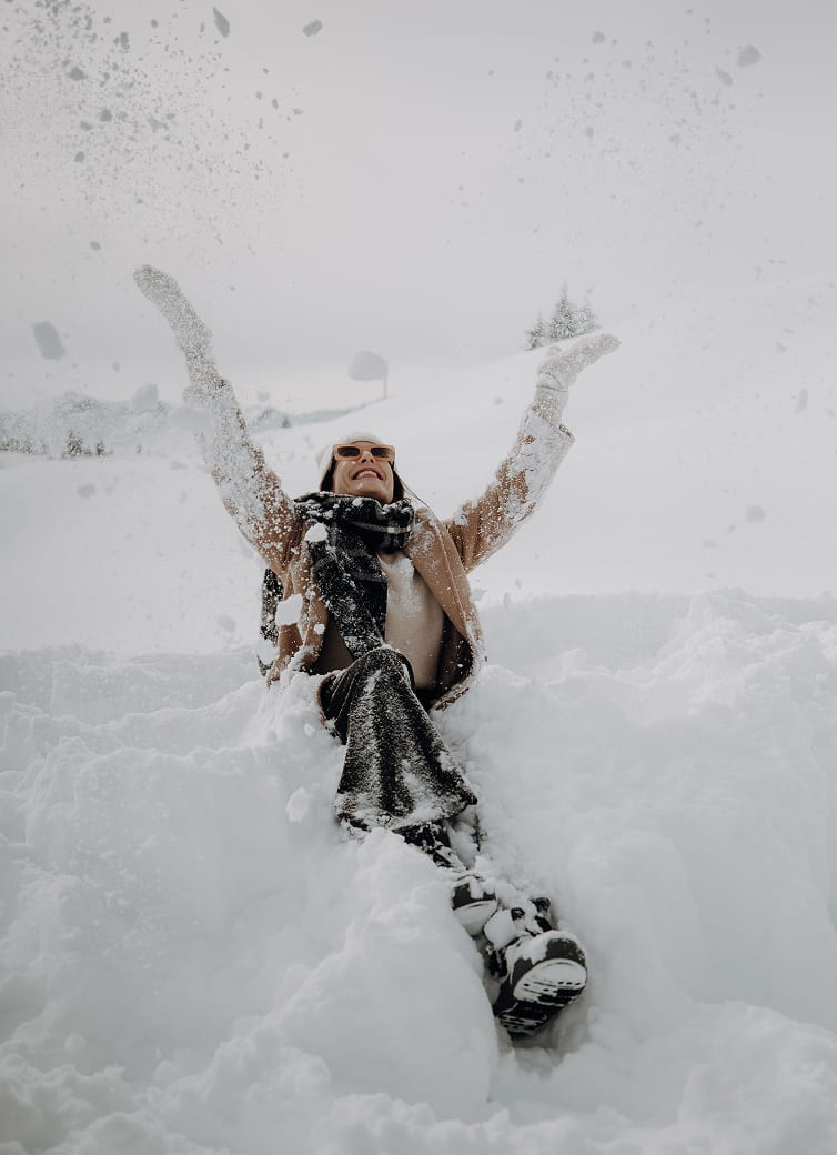 Frau sitzt im Schnee, hat Spa&szlig; &copy; Elisabeth Toferer