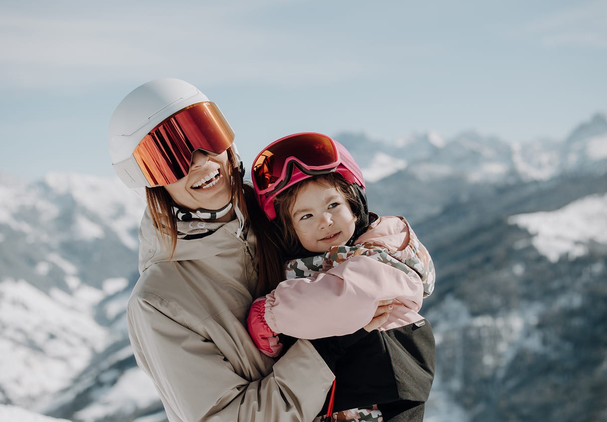 Mama mit Kind beim Skifahren &copy; Elisabeth Toferer
